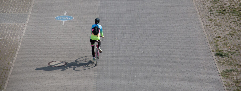 Radfahrer mit Abstand