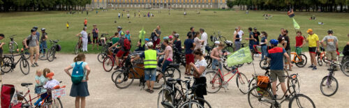 Viele kleine und große Radfahrer:innen warten am Hofgarten auf den Start der Kidical Mass