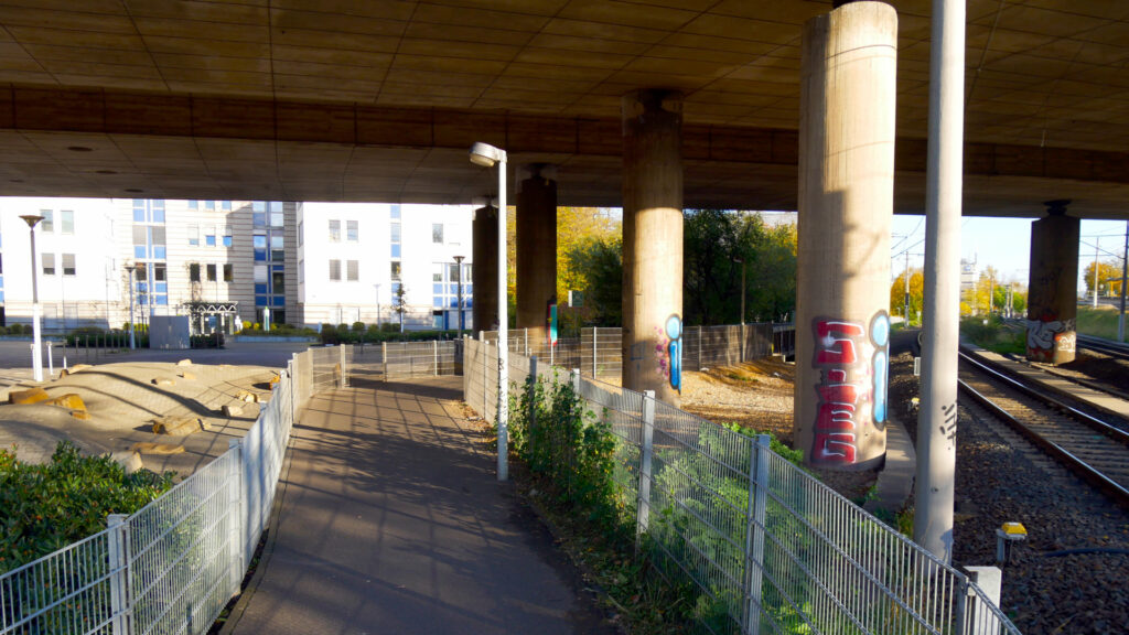 Ein Weg unter der Brücke des Tausendfüßlers