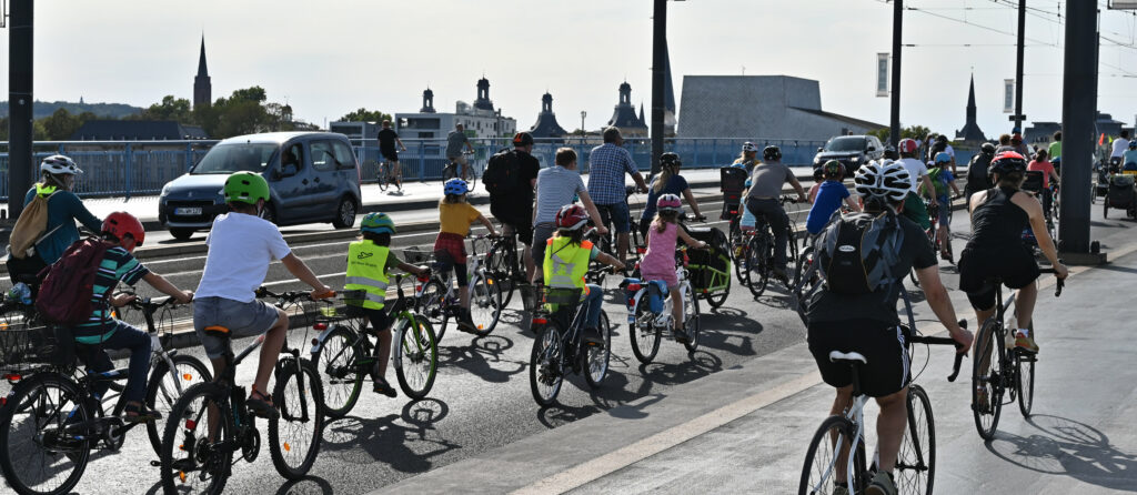 Viele kleine und große Radfahrer:innen auf der Bonner Kennedybrücke