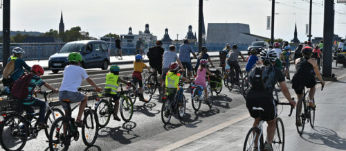 Viele kleine und große Radfahrer:innen auf der Bonner Kennedybrücke