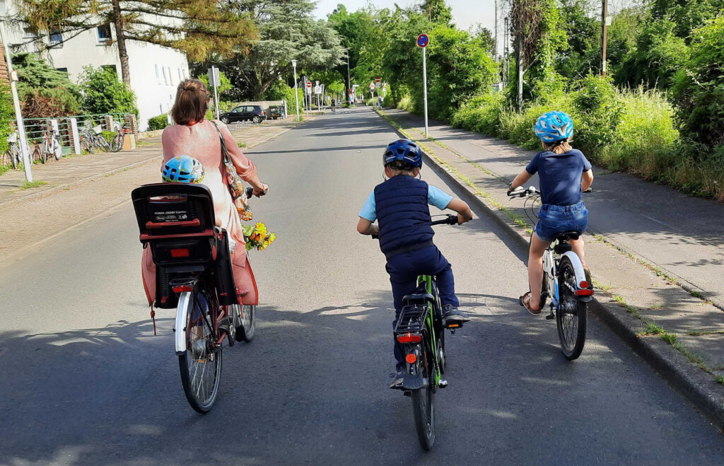 Kinder auf der Fahrbahn