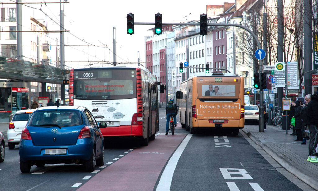 Gefährliche Situation auf der Radspur am Bertha-von-Suttner-Platz in Bonn