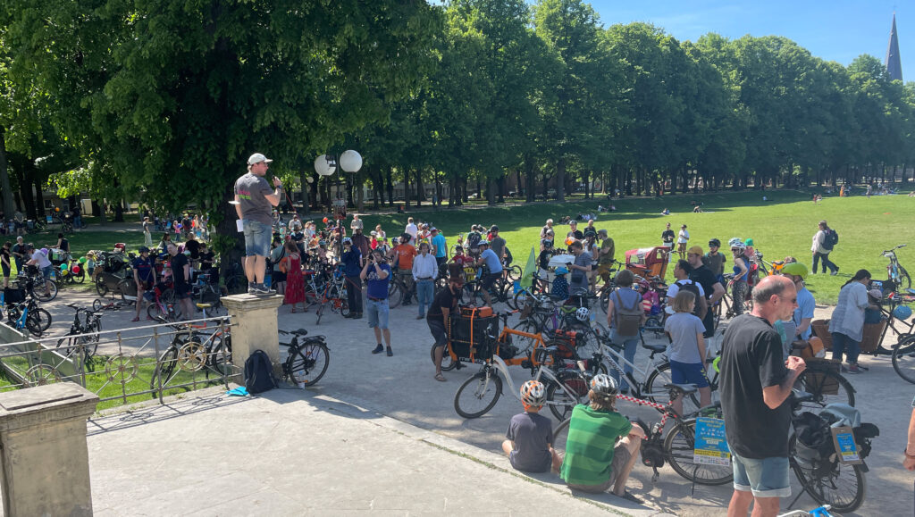 Peter spricht zum Start der kidical Mass im Hofgarten in Bonn