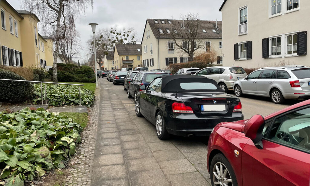 verengter Gehweg durch gekipptes Parken