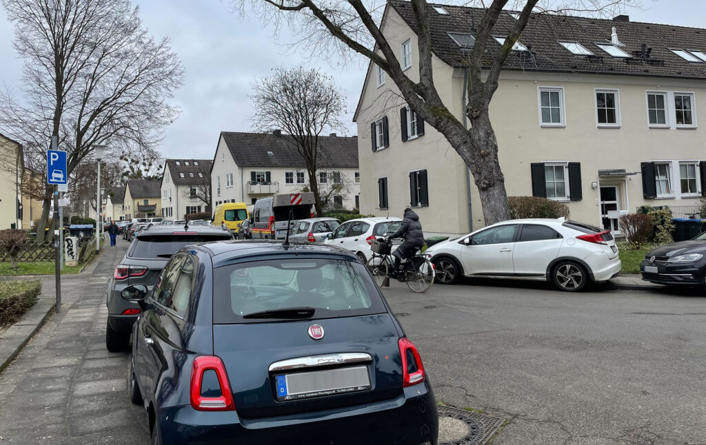 gekipptes Parken verengt den Gehweg