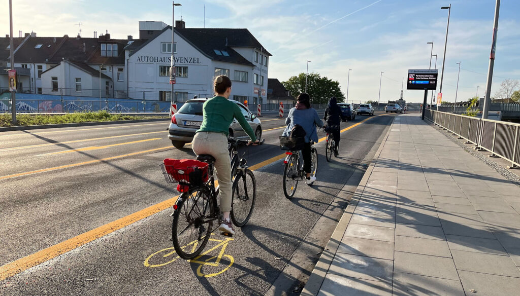 vorläufige Radspur Viktoriabrücke Bonn