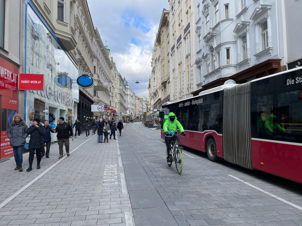 Auch bei Gegenverkehr ausreichend Platz für Radfahrende