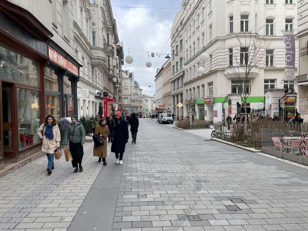 Fußgänger bewegen sich vorwiegend im Seitenraum