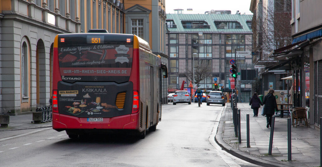 hohe Busfrequenz vor der Bonner Uni