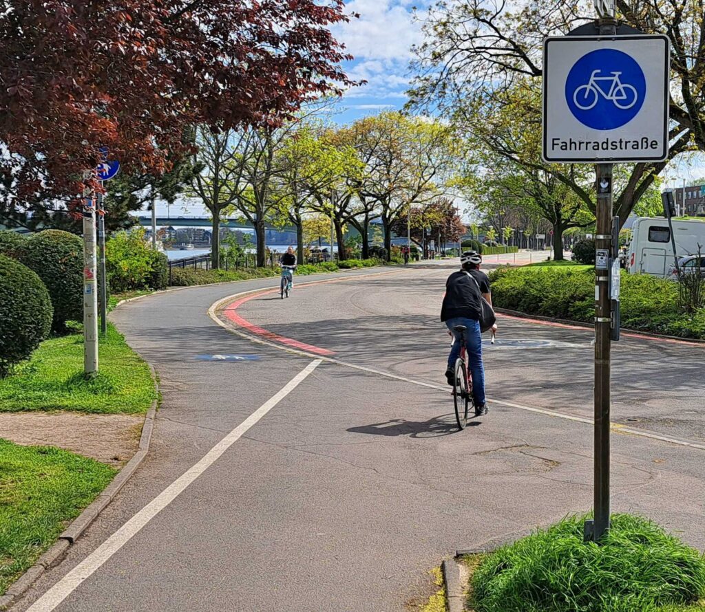 Rheinufer an der beethovenhalle mit Fahrradstraße