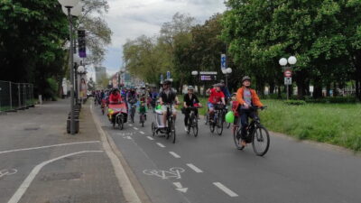 300 Radelnde trotz Regen bei Kidical Mass
