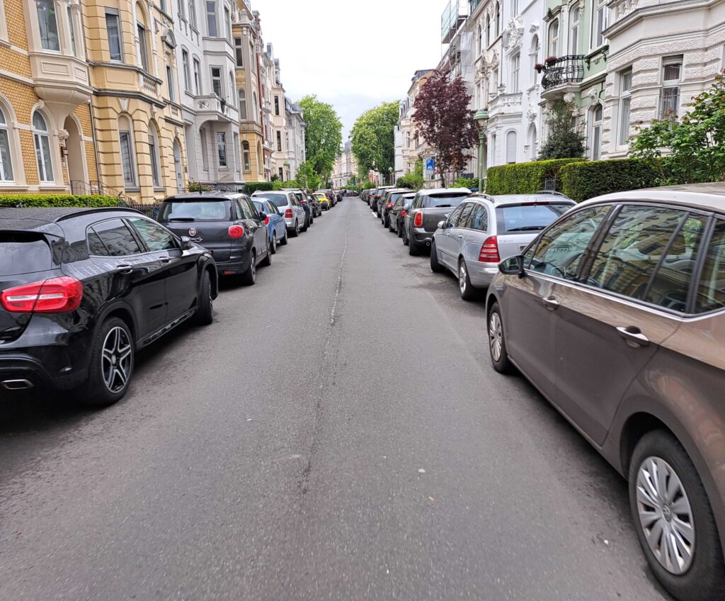 Kurfürstenstrasse dicht beparkt