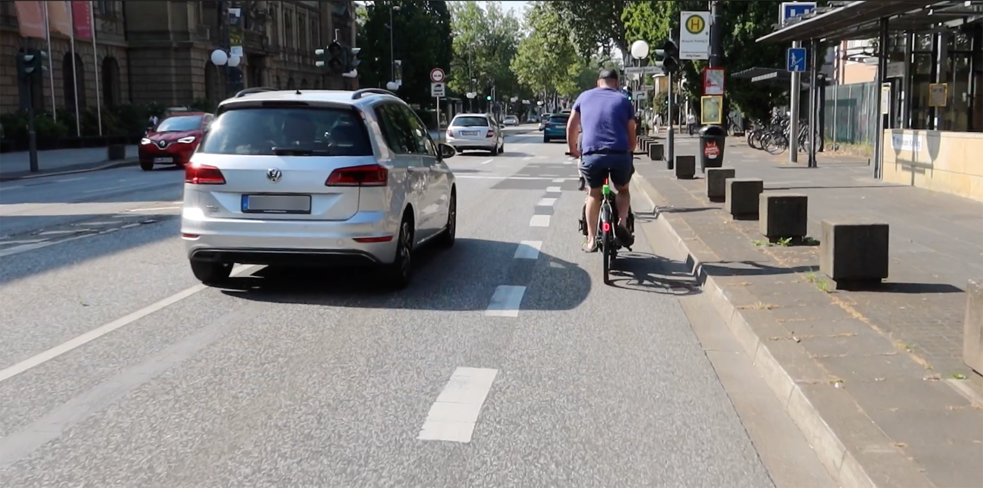 Auto und Fahrrad auf Adenauerallee