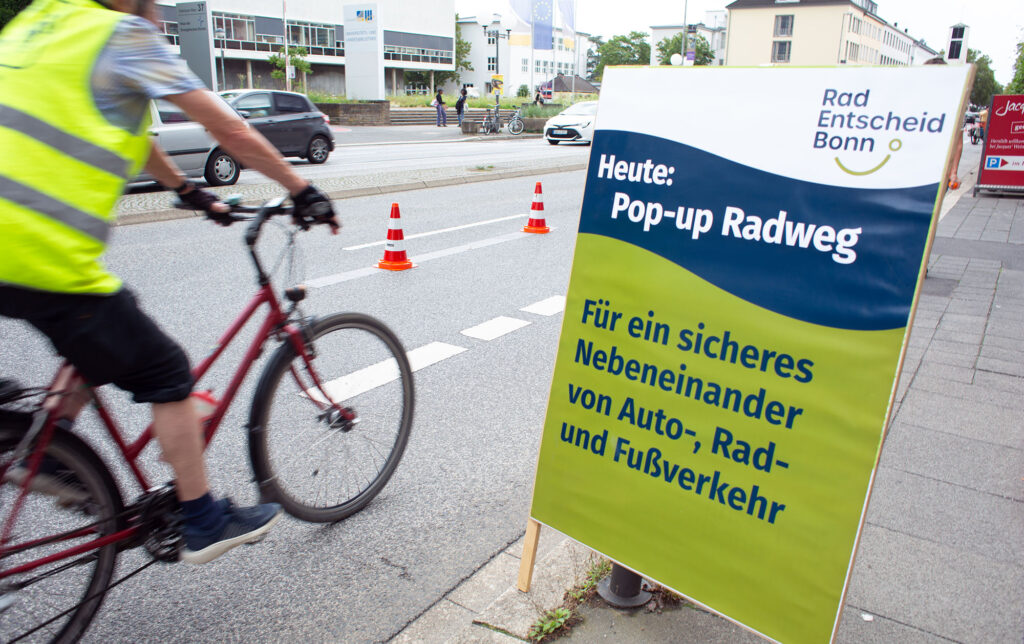 Aktion Pop-up-Radweg auf der Adenauerallee
