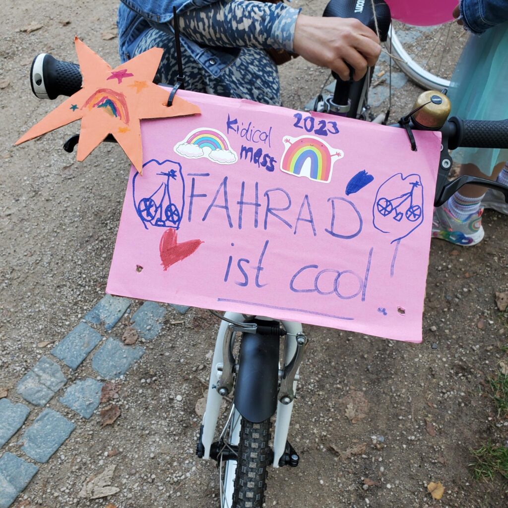 Kinder malen Schilder und Beispielschilder zur Verkehrswende