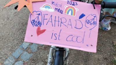 Kinder malen Schilder und Beispielschilder zur Verkehrswende