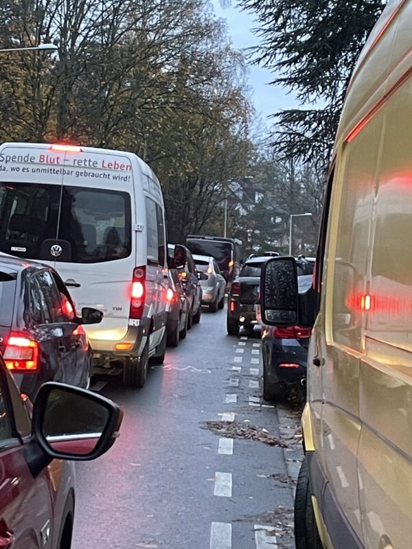 Foto von Julia: Situation für FahrradfahrerInnen von Kessenich Richtung Marienhospital/Venusberg auf der Graf-Staufenberg-Straße zwischen Lotharstrasse und Heinrich-Lützeler-Straße. Zur Dokumentation der Situation schicke ich hier noch ein Foto, es entstand am 21.11.23 um 8:15Uhr.