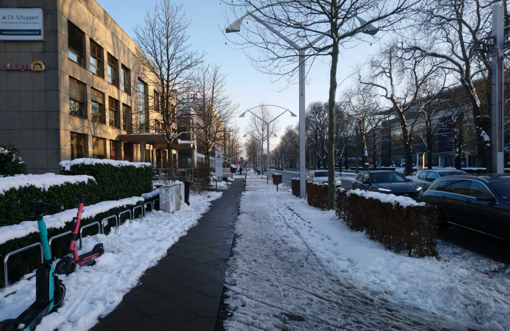 ungeräumter Radweg an der B9