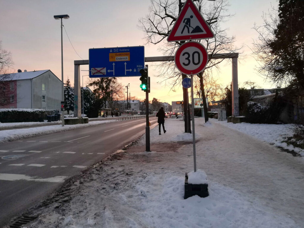 Schnee auf dem Radweg in der Endenicher Straße