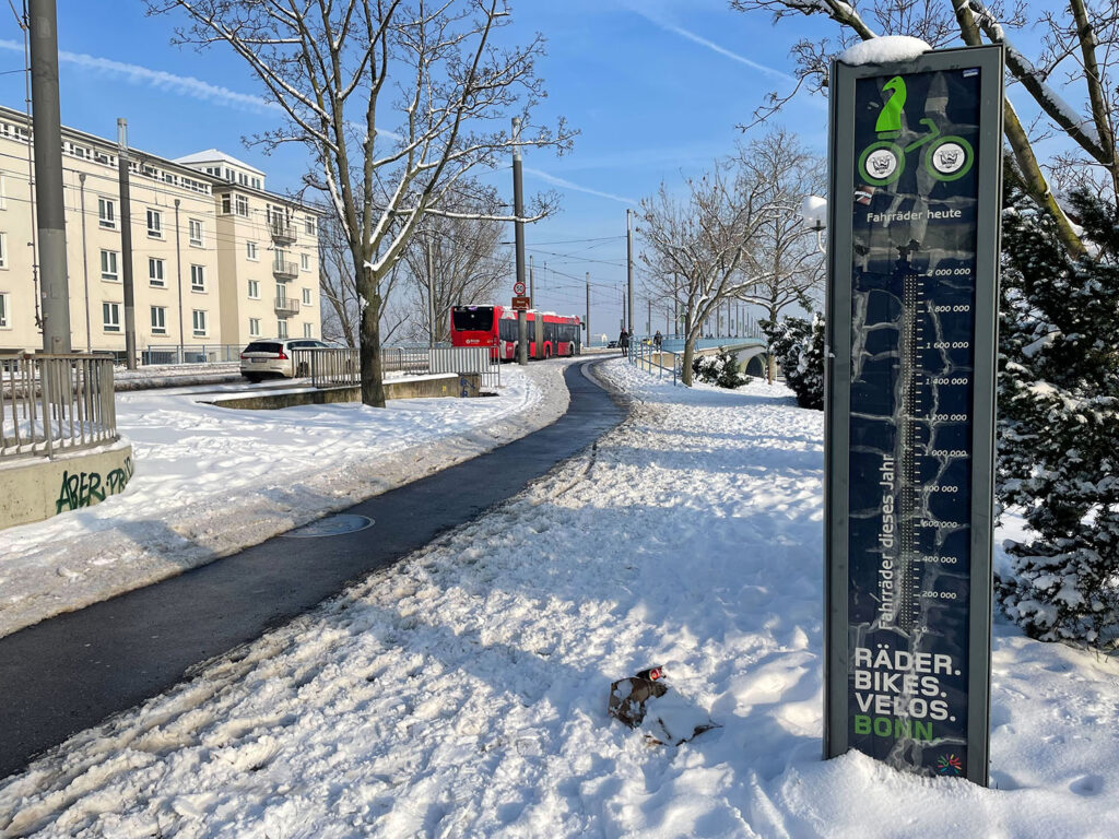 schmale Radspur auf kennedybrücke geraeumt