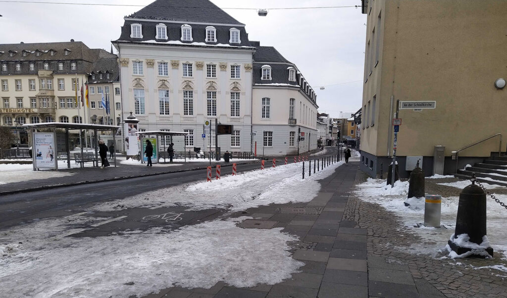 schneebedeckter Radweg im Zentrum von Bonn