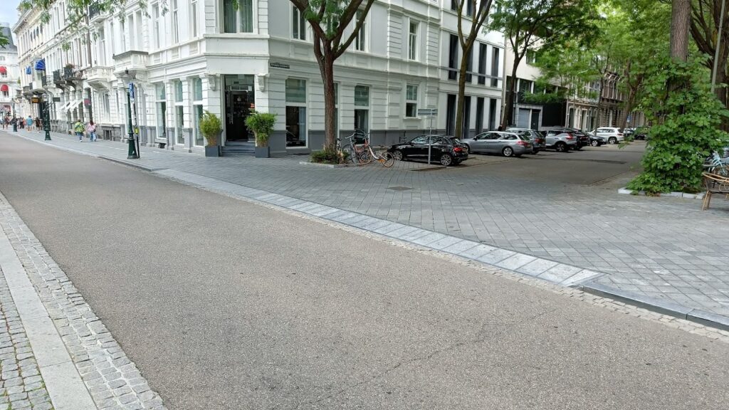 Kreuzung Hauptstraße mit Seitenstraße in Maastricht, Niederlande. Die Gestaltung senkt die Geschwindigkeit abbiegender Autos und erhöht dadurch die Sicherheit.