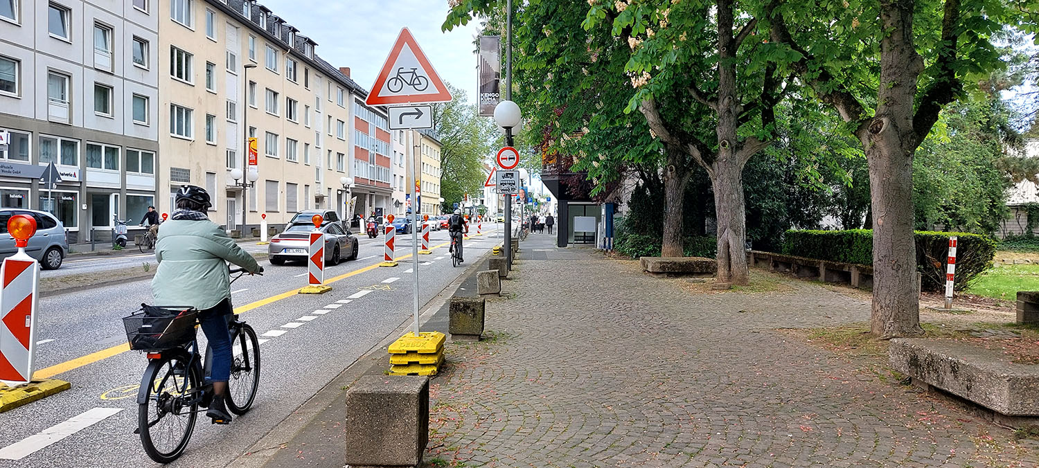 Fahrradspur Verkehrsversuch Adenauerallee