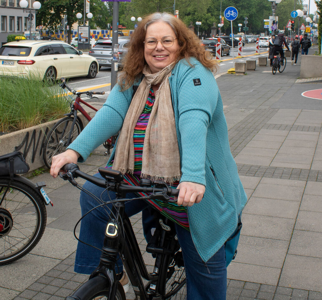 Radfahrerin auf der Andenauerallee