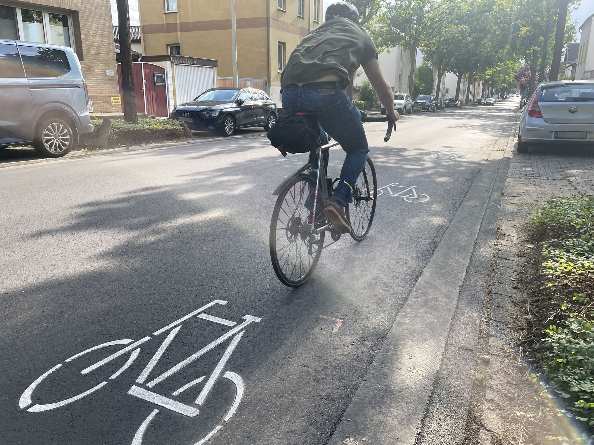 neue Fahrradsymbole auf der Pützchens Chaussee - Radentscheid Bonn