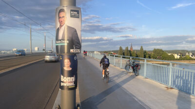 Wahlplakate auf der Kennedybrücke